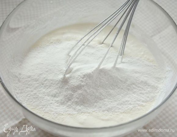 Введите просеянную муку в три захода, каждый раз вымешивая тесто до однородности. Получившееся тесто заверните в пищевую пленку и уберите в холодильник на 20 минут.