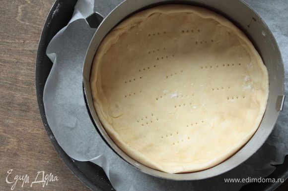 Тесто для одного пирога разделите на две части (3/4 к 1/4). Большую часть раскатайте и выложить в форму, смазанную сливочным маслом. Аккуратно проткните вилкой в нескольких местах.