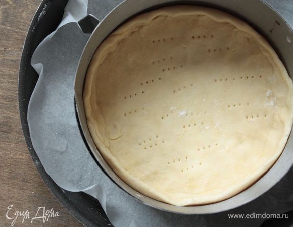 Тесто для одного пирога разделите на две части (3/4 к 1/4). Большую часть раскатайте и выложить в форму, смазанную сливочным маслом. Аккуратно проткните вилкой в нескольких местах.