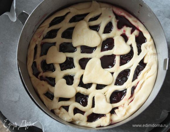 Аккуратно выложите начинку на тесто, стараясь захватывать больше ягод, чем жидкости. Поверх украсьте сеткой из теста или просто закройте тестом