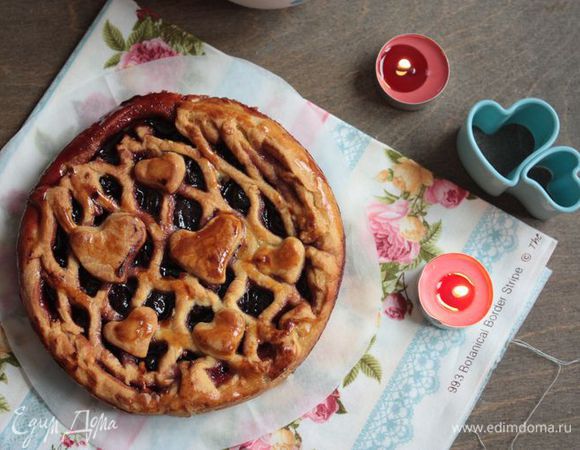 Выпекайте пирог в течение 15 — 20 минут при 180°С. Дайте ему остыть, тогда начинка схватится и практически не будет вытекать из пирога. Подавайте к столу своим любимым!