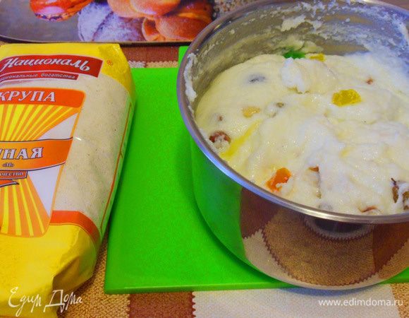 Кашу слегка охладить, добавить размягченное сливочное масло, ванилин, орехи и цукаты.