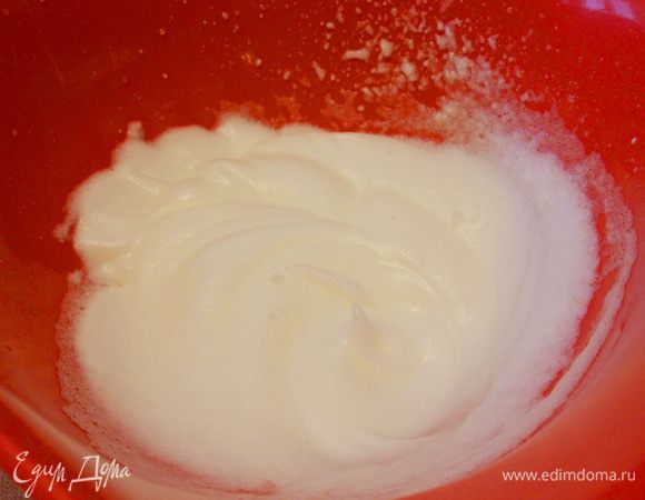 Аккуратно отделить белки яиц от желтков, взбить в крепкую пену.