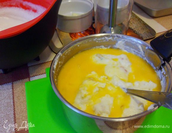 Добавить в кашу сначала желтки.