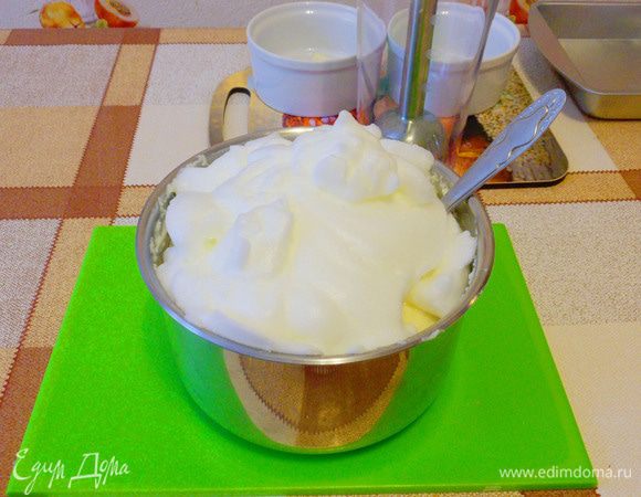 А затем аккуратно помешивая, вмешать белки.