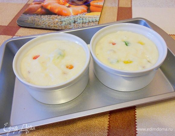 Выложить готовую смесь в смазанные маслом порционные формы, слегка присыпать сахаром.