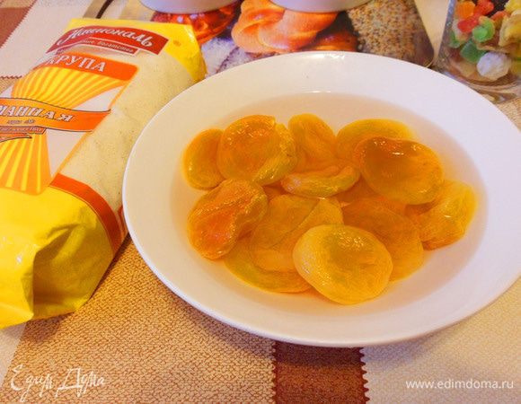 К готовой каше можно предложить соус из кураги. Предварительно подготовленную курагу залить кипятком, прогреть до нужной мягкости абрикосов на огне.