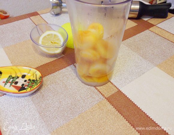 Измельчить в блендере, добавив сахар, лимонный сок. Густоту можно регулировать отваром от кураги. В этот соус можно добавить 1 столовую ложку орехового ликера (только для взрослых!).