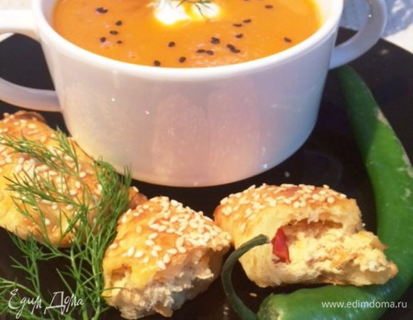 Подаем с сухариками, ложкой сметаны или йогурта. Аромат и вкус такой пряный-пряный.
Я подавала с ложкой сметаны, посыпала немного черным кунжутом, а вместо сухариков — сырные пирожки.
Очень вкусно, настоятельно рекомендую попробовать любителям супов. 
Приятного аппетита!