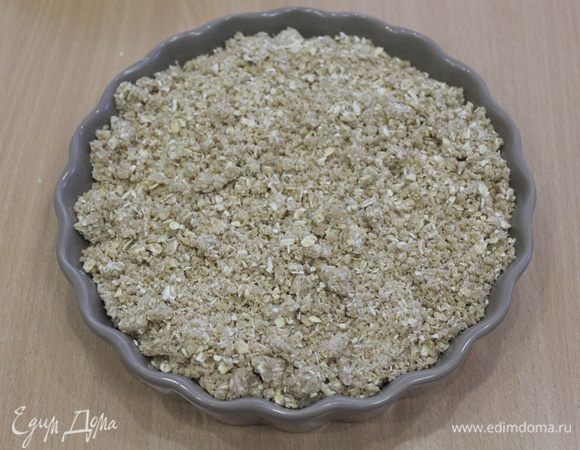 Посыпьте начинку оставшейся третью овсяного теста.