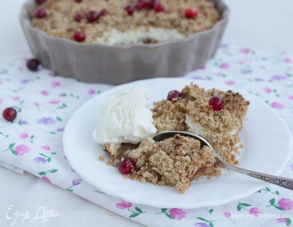 В теплом виде можно подать с шариком мороженого.