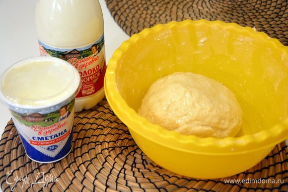 Влить подогретое молоко «Домик в деревне», добавить яйцо, замесить тесто. Добавить растительное масло, вымешивать тесто 5 — 10 минут.