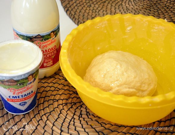 Влить подогретое молоко «Домик в деревне», добавить яйцо, замесить тесто. Добавить растительное масло, вымешивать тесто 5 — 10 минут. 