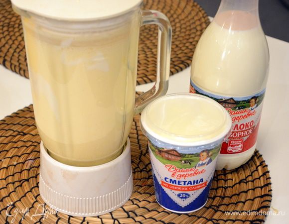 В блендере взбить сметану «Домик в деревне», яйца, сахар и ванилин. Сметану берите пожирнее, чтобы начинка не была водянистой.