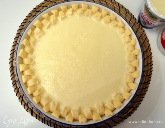 Вылить начинку, украсить края.