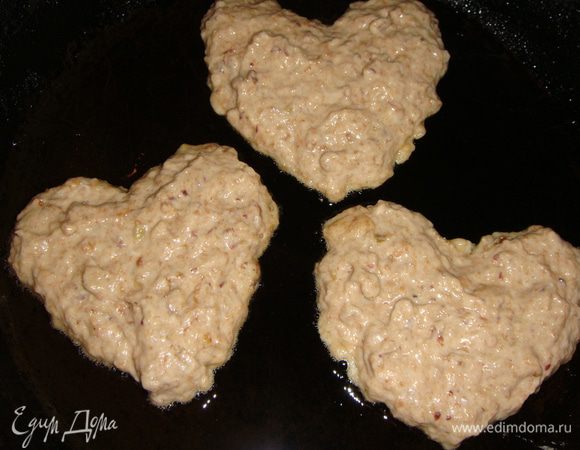 Сковороду нагреть, добавить немного растительного масла. Выкладывать столовой ложкой тесто, формируя сердечки. Оладушки жарить с двух сторон на среднем огне до золотистого цвета.