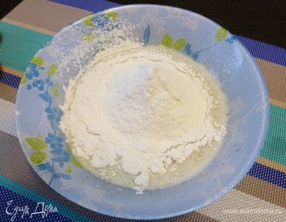 Всыпем просеянную муку, соль, разрыхлитель. Вольем растительное масло.