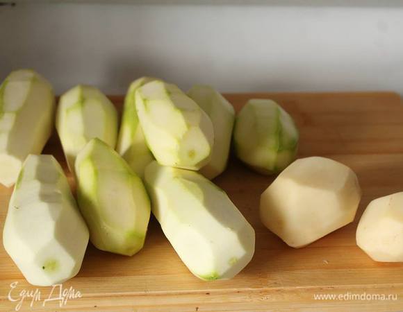 Почистим кабачки и картофель.