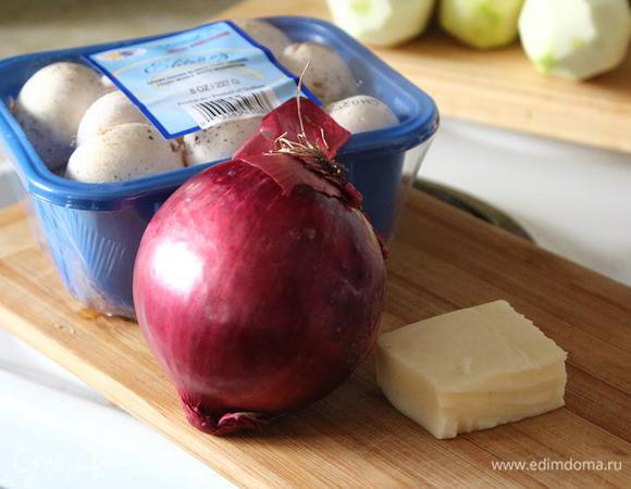 Приготовим начинку. Мелко порежем лук и грибы, натрем сыр.