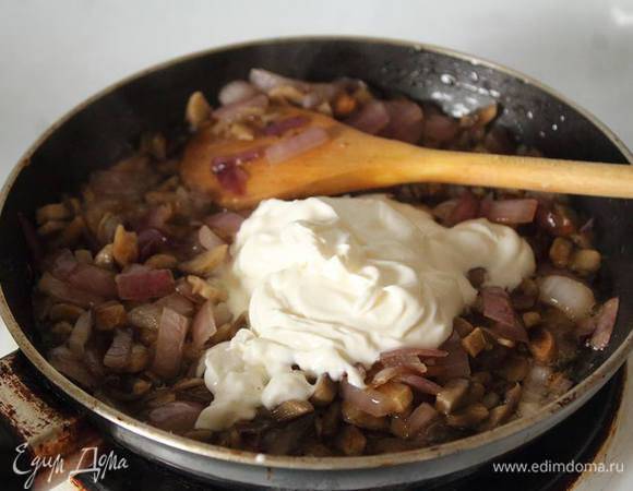 Обжарим грибы с луком. Посолим, поперчим, добавим сахар, сметану и минут 5 дадим под крышкой потомиться на маленьком огне.