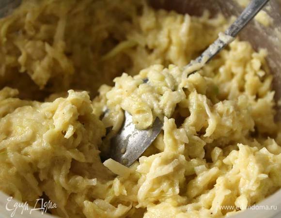 Пока готовится начинка натрем кабачки и картошку на крупной терке. Посолим, поперчим и дадим постоять минут 5. Затем сольем сок, добавим яйца. Для маффинов — на указанное кол-во кабачков пойдет 1 стакан муки и 50 г растительного масла.