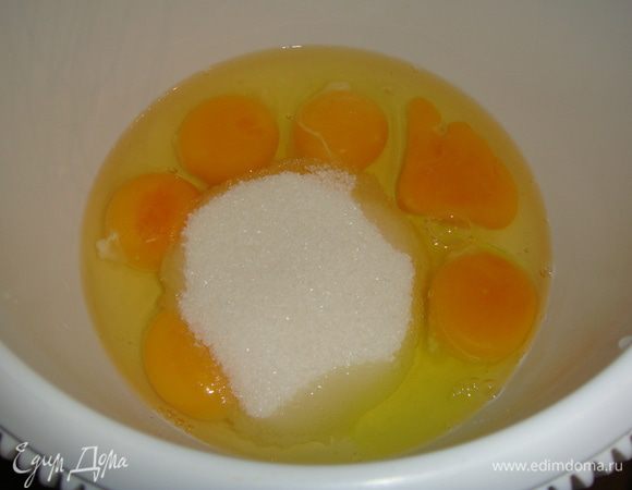 В чаше для взбивания взбить миксером яйца с сахаром.