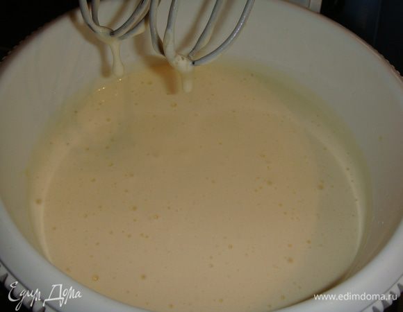 Яичная масса должна увеличиться в объеме в 5 — 6 раз.