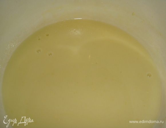 Молоко подогреть и добавить белый шоколад. Мешать до растворения шоколада. Ввести молочную массу в тесто и перемешать.