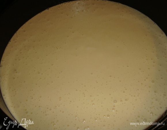 Дно разъемной формы застелить пергаментом, стенки смазать маслом. Вылить тесто в форму. Выпекать в разогретой до 180°С духовке 25 — 30 минут. Готовность проверить зубочисткой. Бисквит оставить остывать в духовке. Остывший бисквит разрезать на 2 — 3 коржа. Сахар растворить в кипяченой воде. Сахарной водой пропитать коржи.