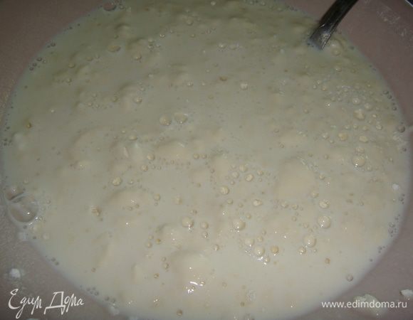 Приготовим заварной кокосовый крем. В миску вливаем 200 мл молока, просеиваем в нее муку с крахмалом и перемешиваем. Оставляем массу на 10 минут.