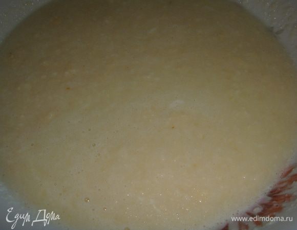 Кокосовую стружку измельчить в кофемолке. 200 мл молока вскипятить, всыпать 100 г сахарной пудры, перемешать и залить кокосовую стружку. Полученную массу остудить.