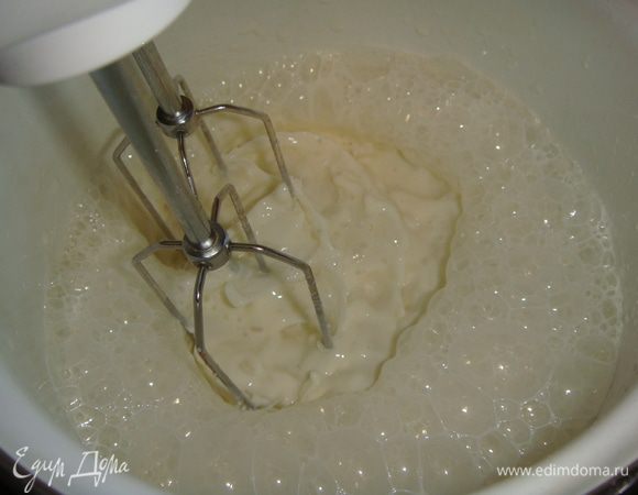 В маленькую кастрюлю вливаем оставшиеся 200 мл молока, доводим до кипения. Огонь уменьшаем до минимума и вливаем мучную смесь. Доводим смесь до загустения, взбивая миксером или венчиком. 
