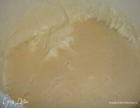 Выкладываем в кастрюлю кокосовую смесь.