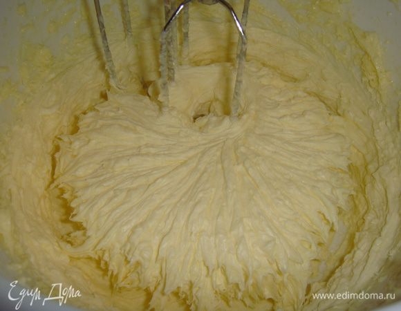 Отдельно взбиваем масло комнатной температуры с оставшейся сахарной пудрой до пышной массы.