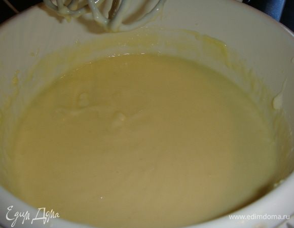 Не переставая взбивать, добавляем массу из кастрюли, взбиваем до однородного состояния. Емкость с кремом затянуть пищевой пленкой и убрать в холодильник на 30 минут.