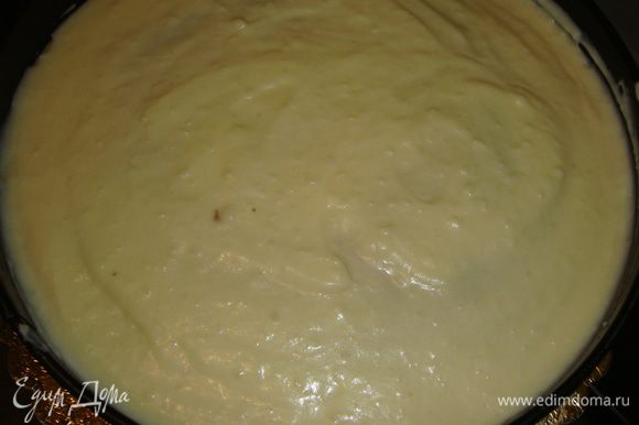 На блюдо поставить кольцо от разъемной формы. Выложить один корж, смазать обильно кремом, накрыть вторым коржом и смазать кремом. Оставить часть крема для смазывания торта после застывания. Убрать торт в холодильник на 3 часа.