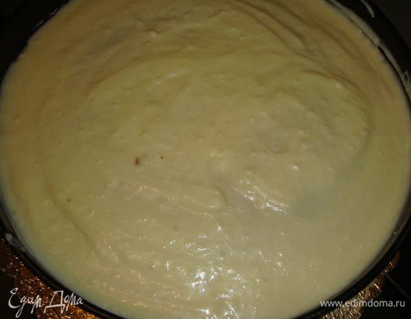 На блюдо поставить кольцо от разъемной формы. Выложить один корж, смазать обильно кремом, накрыть вторым коржом и смазать кремом. Оставить часть крема для смазывания торта после застывания. Убрать торт в холодильник на 3 часа. 