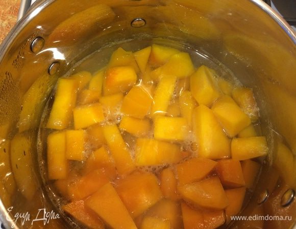 Тыкву очистить, нарезать кусочками и отварить до мягкости в небольшом количестве воды. Из остывшей тыквы сделать пюре.