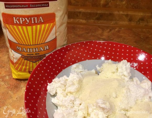 В отдельную миску выложить творог и всыпать в него 2 столовые ложки манной крупы. Затем добавить 1 яйцо, 2 столовые ложки сахара и ванилин.
Творожная и тыквенная массы должны быть одной консистенции, иначе будет трудно выкладывать слои. Если творожная масса получилась гуще, то можно добавить в нее немного молока.