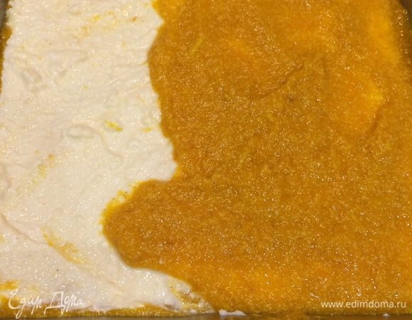Форму смазываем сливочным маслом. Можно присыпать панировочными сухарями. Поочередно выкладываем в форму тыквенную массу, затем творожную, пока не закончится.
Духовку разогреть до 180°С и выпекать в течение 50 — 60 минут. Ориентируйтесь на свою духовку.