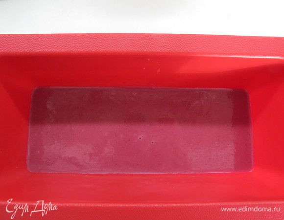 Готовим малиновое кремю. Желатин замочить в холодной воде. Желток смешать с сахаром и тонкой струйкой подмешать в доведенное до кипения малиновое пюре со сливками. При постоянном помешивании уварить эту смесь до легкого загустения (85°С). Снять с огня и добавить размоченный и отжатый желатин. Перемешать до полного его растворения. Полученную массу немного охладить при комнатной температуре и выложить в силиконовый молд прямоугольной формы, размером чуть меньше, чем основная форма для сборки торта. Заморозить.