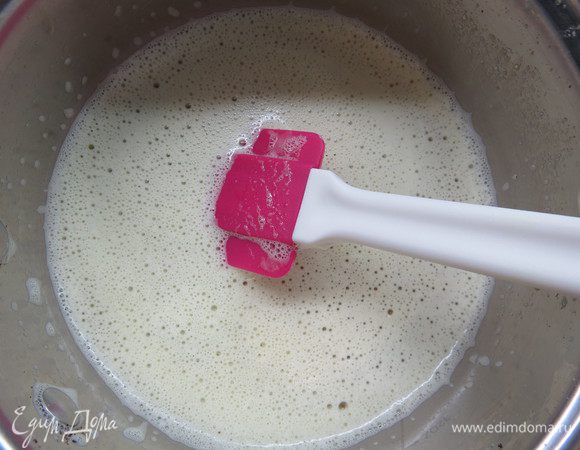 Делаем фисташковый мусс. Желатин замочить в холодной воде. Желтки взбить с сахаром и фисташковой пастой. Молоко довести до кипения, снять с огня и тонкой струйкой вылить в желтково-фисташковую смесь. Перелить все обратно в кастрюлю, где подогревалось молоко и, при постоянном помешивании, довести массу до легкого загустения (85°С). Снять с плиты и, при необходимости, процедить через сито. Добавить размоченный и отжатый желатин. Остудить и ввести взбитые сливки.