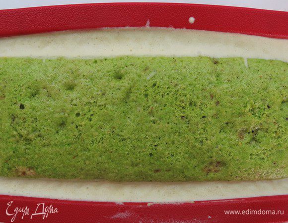 Далее снова слой мусса. Сверху выложить слой замороженного малинового кремю и оставшийся мусс. Завершить сборку фисташковым бисквитом, слегка вдавив его. Накрыть форму пищевой пленкой и убрать в морозилку до полного замораживания.