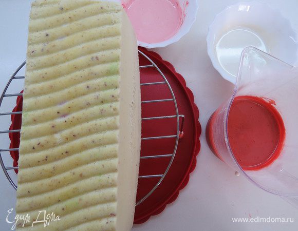 Готовим зеркальную глазурь на сливках. Замачиваем желатин. В одном сотейнике смешиваем сливки и молоко, доводим до кипения, убираем с огня. В другом сахар, воду и краситель нагреваем до 110°С и добавляем к молочной смеси, перемешиваем. Добавляем глюкозу и возвращаем сотейник на маленький огонь, мешаем до однородности. Убираем с огня и вводим желатин. Остужаем до 30°С. 