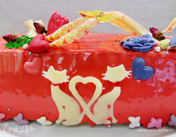 Замороженный торт покрыть гляссажем, дать стечь остаткам, затем перенести на сервировочное блюдо. Затем украсить по желанию. У меня петельки из шоколада, цветы и сердечки из шоколада (сделаны с помощью силиконовых молдов) и бутоны чайной розы.