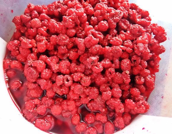 Малину можно и замороженную зимой брать. У меня летом собрана, перебрана и нужна вот такая мятая ягода, остальную кушаем.