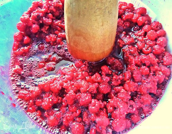 Размять толкушкой.