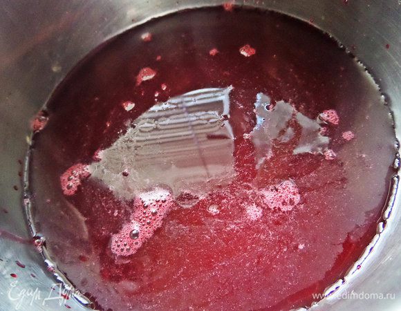 Вылить в кастрюлю с толстым дном, не алюминиевую.