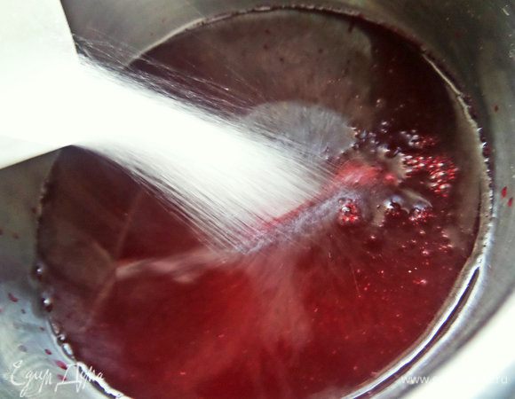 Всыпать сахар из пропорции, как написано на упаковке.