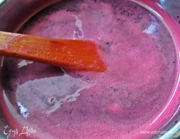 В это время кипятим или пастеризуем баночки и крышки.